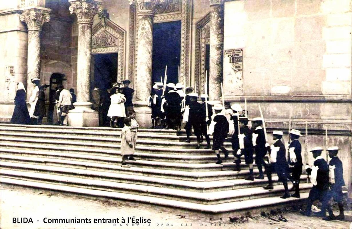1411- Blida - Communiants entrant a l'Eglise.jpg